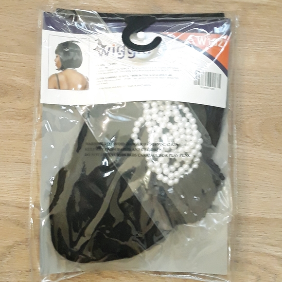 Wiggie Synthetic Costume Wig - Flapper Black Bob + Feather Head Band Necklace - Picture 9 of 11